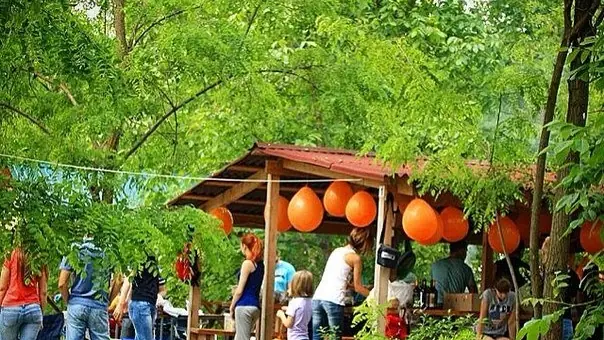 Беседка, украшенная воздушными шарами, для детского праздника